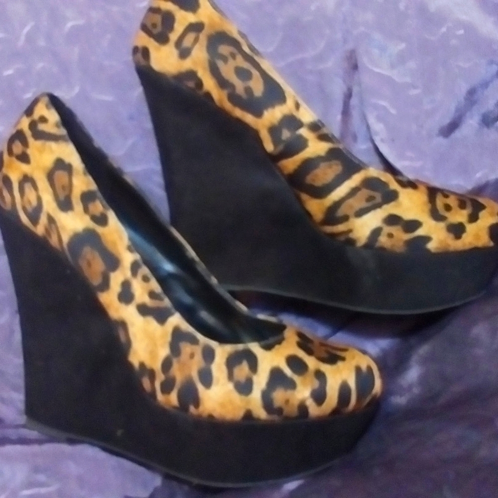 8 platform wedges leopard print